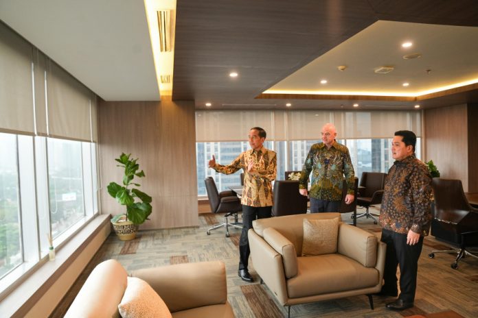 Presiden Joko Widodo bersama Presiden FIFA Gianni Infantino dan Ketua Umum PSSI Erick Thohir saat berada di kantor Federasi Sepakbola Internasional (FIFA). FIFA Office Jakarta berlokasi di Menara Mandiri II, Jalan Jenderal Sudirman, Jakarta, dan memiliki status sebagai FIFA Permanent Office South Asian Hub atau kantor penghubung permanen FIFA untuk Asia Tenggara. f,pssi