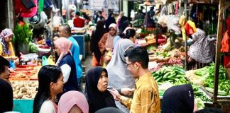 Tempati Posisi Ke-Enam Inflasi Terendah Secara Nasional, Pj Hasan Tetap Fokus Kendalian Inflasi Pj Wali Kota Tanjungpinang Hasan saat meninjau harga sembako di pasar Tanjungpinang beberapa waktu lalu. Meskipun Tanjungpinang menempati posisi terendah ke-6 dari 90 kota IHK se-Indonesia dan ke-4 dari 10 kota IHK se-Indonesia, dengan inflasi year on year sebesar 1,95%, Penjabat Wali Kota Tanjungpinang, Hasan, menegaskan bahwa pihaknya masih fokus pada upaya pengendalian inflasi f,Pemko Tanjungpinang