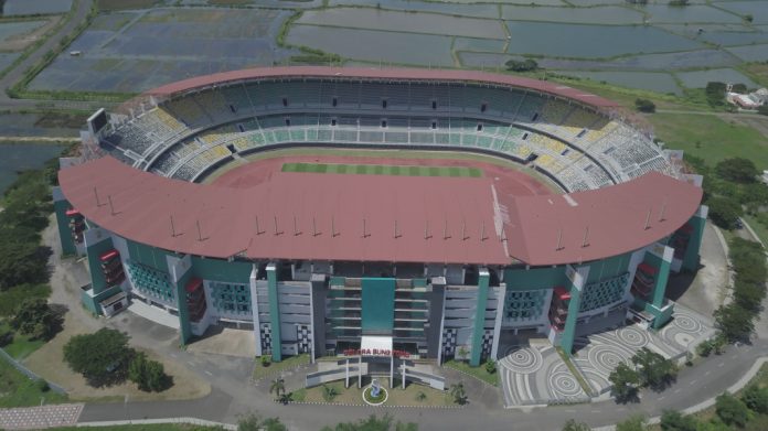 Stadion Gelora Bung Tomo (GBT), yang terletak di tengah area persawahan yang akan digunakan menjadi salah satu stadion piala dunia U-17 2023 f,pssi