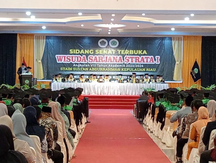 Sebanyak 182 mahasiswa/i Sekolah Tinggi Agama Islam Negeri (STAIN) Sultan Abdurrahman Kepulauan Riau melaksanakan Sidang Senat Terbuka Wisuda Sarjana Strata I Angkatan VIII Tahun Akademik 2023/2024 di Hotel CK Tanjungpinang, Selasa (29/11) f,Pemko Tanjungpinang