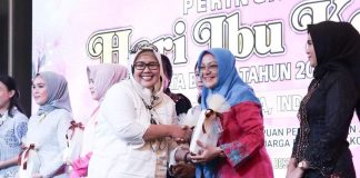 Jadilah Ibu Tangguh di Segala Situasi, 600 Perempuan Hebat di Kepri Berkumpul Bersama HMR & Marlin Rayakan Hari Ibu Wali Kota Batam H Muhammad Rudi (HMR), bersama Wakil Gubernur Kepulauan Riau Hj Marlin Agustina, merayakan peringatan Hari Ibu Ke-95, Tingkat Kota Batam, Tahun 2023 di Hotel Planet Holiday Batam, Jodoh, Selasa (19/12) f,Pemko Batam