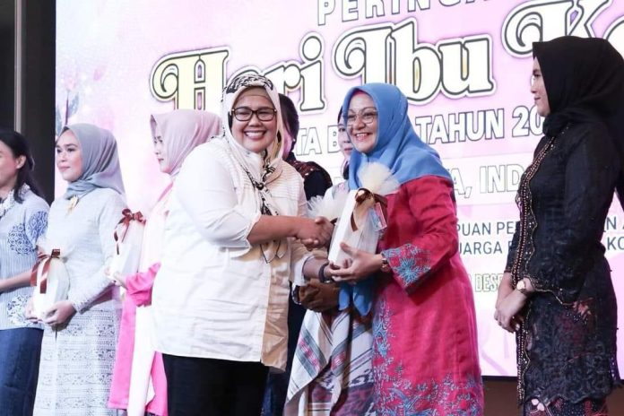 Wali Kota Batam H Muhammad Rudi (HMR), bersama Wakil Gubernur Kepulauan Riau Hj Marlin Agustina, merayakan peringatan Hari Ibu Ke-95, Tingkat Kota Batam, Tahun 2023 di Hotel Planet Holiday Batam, Jodoh, Selasa (19/12) f,Pemko Batam
