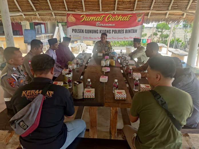 Polsek Gunung Kijang menggelar Jumat Curhat di Ten Room Resort Desa Teluk Bakau, Jumat (15/12) f,Polsek Gunung Kijang