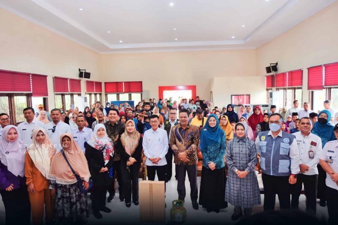 Penjabat (Pj.)  Wali Kota Tanjungpinang, Hasan, menyerahkan bantuan makanan tambahan untuk masyarakat tidak mampu dan paket makanan bagi anak-anak terlantar di Lembaga Kesejahteraan Sosial Anak (LKSA) yang bersumber dari Dana Insentif Fiskal. Penyerahan dilaksanakan di kantor Dinas Sosial Kota Tanjungpinang, Rabu (20/12). F, Pemko Tanjungpinang