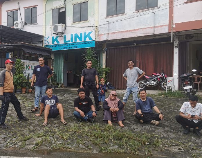 Para anggota Aliansi Jurnalis Independen (AJI) Tanjungpinang sedang istriahat setelah menggelar aksi gotong royong di Jalan DI Panjaitan, Km 9, Komplek Bintan Center, Kota Tanjungpinang, Sabtu (2/11) f,AJI