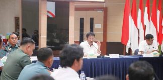 HMR Sinergikan Semua Pimpinan Daerah Agar Batam Aman Jelang Natal & Tahun Baru ENGKUPUTRI – Wali Kota Batam H Muhammad Rudi (HMR), memimpin Rapat Forum Koordinasi Pimpinan Daerah (Forkopimda) Batam di Kantor Wali Kota Batam, Batamcenter, Senin (11/12/2023). Rapat yang juga dihadiri Sekretaris Daerah Kota Batam H Jefridin tersebut, membahas terkait keamanan, transportasi, ketersediaan bahan pangan dan pengendalian inflasi jelang Natal dan Tahun Baru 2024 (Nataru). Selain itu rapat ini juga membahas terkait Pemilu 2024 dan Hari Jadi Batam (HJB) ke-194. Wali Kota Batam mengatakan, untuk keamanan, sesuai laporan dari Polresta Barelang, terdapat sejumlah titik pengamanan objek vital di Batam dengan menerjunkan 194 personel. Beberapa objek vital seperti pusat perbelanjaan, pelabuhan, bandara, hingga tempat wisata. “Semua harus bersinergi agar kondisi Batam benar-benar aman menjelang perayaan Natal dan Tahun Baru 2024,” ujar Kepala Badan Pengusahaan Batam ini. Di kesempatan itu, Wali Kota Batam meminta semua Forkopimda menyampaikan masukan terkait lima agenda yang dibahas dalam rapat tersebut. Di forum sama, terkait transportasi, Wali Kota meminta semua pihak meningkatkan pelayanan baik di bandar udara, maupun di pelabuhan. “Lonjakan penumpang harus diantisipasi, mudah-mudahan menjelang Nataru ini bisa berjalan lancar dan semua penumpang bisa terlayani dengan baik,” ujarnya. Selain pemahaman dan transportasi, Wali Kota juga meminta laporan dari semua pihak terkait bahan pokok dan pengendalian inflasi, Pemilu 2024, dan juga HJB ke-194. “Semoga semua agenda yang dibahas bisa berjalan lancar demi kenyamanan masyarakat Batam,” katanya. Sementara itu, Ketua DPRD Batam, Nuryanto, mengajak semua Forkopimda Batam kompak bersinergi bersama dalam menyambut kegiatan-kegiatan menjelang Nataru hingga Pemilu 2024 dan HJB ke-194. “Perlu bersama-sama sinergi agar seluruh kegiatan kita bisa berjalan dengan sukses. Dengan kebersamaan pasti akan berjalan dengan baik dan sukses,” ujarnya. “Setiap tahun kegiatan menjelang Nataru hampir sama. Namun untuk tahun ini berbarangan menjelang Pemilu 2024,” tambahnya. ( Wali Kota Batam H Muhammad Rudi (HMR), memimpin Rapat Forum Koordinasi Pimpinan Daerah (Forkopimda) Batam di Kantor Wali Kota Batam, Batamcenter, Senin (11/12) f,Pemko Batam