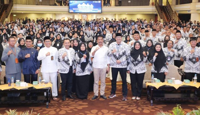 Wali Kota Batam, Muhammad Rudi saat menghadiri Seminar Nasional 1000 Guru se-Kota Batam tentang Pencegahan dan penanganan kekerasan di lingkungan satuan pendidikan di Ballroom Hotel Pacific, Senin (11/12) f,Pemko Batam