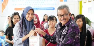 Pemko Batam Beri 30 Kotak Susu untuk Ibu Hamil Selama Dua Bulan Sekretaris Daerah Kota Batam, Jefridin, mewakili Wali Kota Batam, Muhammad Rudi menyerahkan secara langsung PMT Susu kepada 44 Ibu Hamil, di Puskesmas Botania, Jumat (15/12) f,Pemko Batam