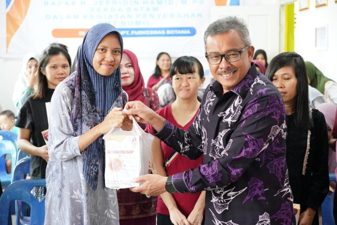 Sekretaris Daerah Kota Batam, Jefridin, mewakili Wali Kota Batam, Muhammad Rudi menyerahkan secara langsung PMT Susu kepada 44 Ibu Hamil, di Puskesmas Botania, Jumat (15/12) f,Pemko Batam