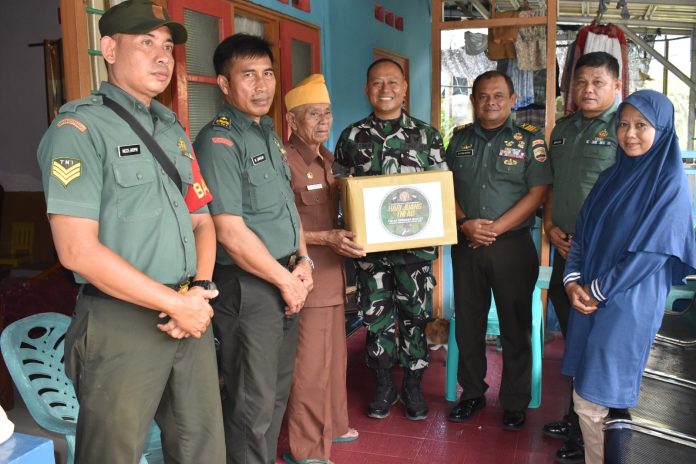 Kodim 0315/Tanjungpinang menyerahkan belasan paket sembako kepada Veteran dan Warakawuri diwilayah kerjanya, Rabu (13/12)