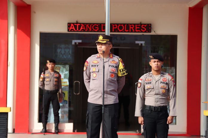 Kapolres Bintan AKBP Riky Iswoyo, kembali menekankan kepada Personel Polres Bintan agar tetap menjaga Netralitas dalam pelaksanaan Pemilu 2024 saat Apel di lapangan Bhayangkara Polres Bintan, Rabu (13/12) f,Polres Bintan