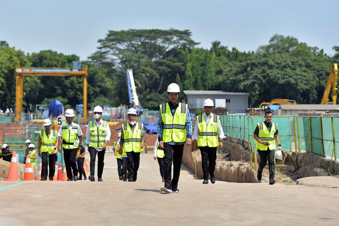Presiden Jokowi tinjau proyek pembangunan MRT Jakarta fase 2A, di Stasiun MRT Monas, Jakarta, Jumat (15/12/2023). (Foto: Humas Setkab/Agung)