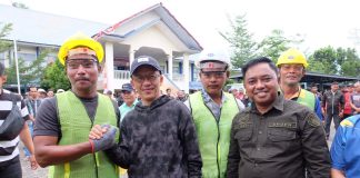 Pemko Beri Bantuan Sarana dan Prasarana Dorong Kegiatan KSM Penjabat (Pj.) Wali Kota Tanjungpinang, Hasan menyerahkan bantuan yang bersumber dari Dana Insentif Daerah (DID) di halaman kantor Dinas Pekerjaan Umum dan Penataan Ruang (PUPR), Minggu (3/12) f,Pemko Tanjungpinang