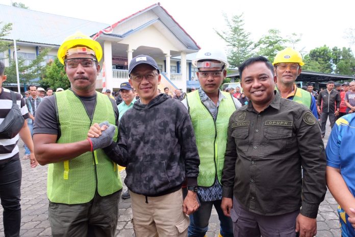 Penjabat (Pj.) Wali Kota Tanjungpinang, Hasan menyerahkan bantuan yang bersumber dari Dana Insentif Daerah (DID) di halaman kantor Dinas Pekerjaan Umum dan Penataan Ruang (PUPR), Minggu (3/12) f,Pemko Tanjungpinang