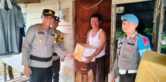 Polsek Gunung Kijang Beri Bantuan Sembako Bagi Warga Suku Wajo yang Rata-Rata Bekerja Nelayan Kapolsek Gunung Kijang AKP Satri Putra, bersama dengan personil Polsek Gunung Kijang memberikan bantuan sosial berupa paket sembako yang diberikan kepada masyarakat yang tinggal di pelantar suku Wajo kelurahan Kawal Kecamatan Gunung Kijang Kabupaten Bintan, Selasa (5/12) f, Polsek Gunung Kijang
