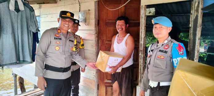 Kapolsek Gunung Kijang AKP Satri Putra, bersama dengan personil Polsek Gunung Kijang memberikan bantuan sosial berupa paket sembako yang diberikan kepada masyarakat yang tinggal di pelantar suku Wajo kelurahan Kawal Kecamatan Gunung Kijang Kabupaten Bintan, Selasa (5/12) f, Polsek Gunung Kijang