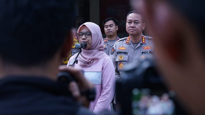 Pihak panitia penyelenggaraan pentas teater yang dilakoni Butet Kartaredjasa mengklarifikasi isu intervensi oleh kepolisian. Intervensi itu sebelumnya disebut terjadi saat pentas 1-2 Desember 2023 f, humas Polri