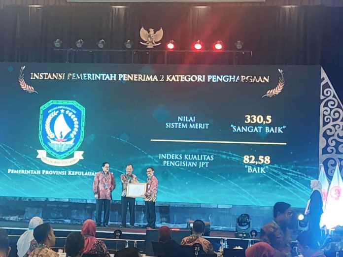 Pemprov Kepri Dapat Dua Penghargaan Sekaligus di Anugerah Meritokrasi 2023. Penghargaan ini diserahkan oleh Ketua Komisi Aparatur Sipil Negara (KASN) Prof. Agus Pramusinto dan diterima langsung oleh Sekretaris Daerah Provinsi Kepri Adi Prihantara di Kraton Grand Ballroom Yogyakarta Marriot Hotel, pada Kamis, (07/12) f,diskominfo Kepri