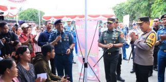 Wujudkan Pemilu Damai, Panglima TNI dan Kapolri Gelar Kegiatan Bhakti Sosial dan Bhakti Kesehatan Kapolri Jenderal Polisi Drs. Listyo Sigit Prabowo dan Panglima Jenderal TNI Agus Subiyanto melakukan bhakti sosial dan bhakti kesehatan dalam kunjungan kerja di Jayapura, Papua, Jumat (8/12) f, Humas Polri