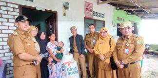 Pemko Salurkan Bantuan Beras untuk Anak Penderita Buruk Penjabat (Pj) Wali Kota Tanjungpinang, Hasan, menyalurkan bantuan beras kepada anak penderita gizi buruk, Senin (11/12) f,Pemko Tanjungpinang