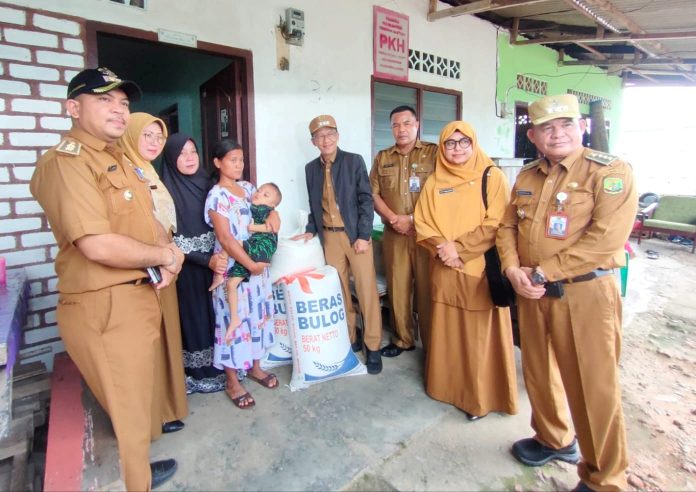 Penjabat (Pj) Wali Kota Tanjungpinang, Hasan, menyalurkan bantuan beras kepada anak penderita gizi buruk, Senin (11/12) f,Pemko Tanjungpinang
