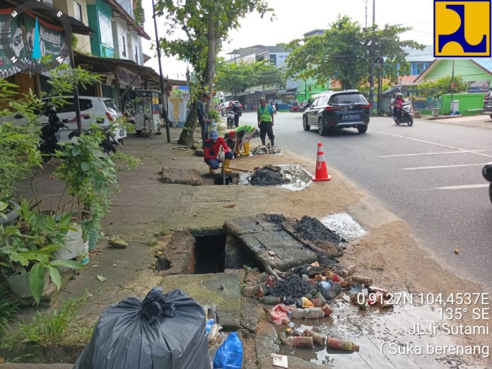 Sebanyak 600 anggota masyarakat dari keluarga pra sejahtera yang menjadi pekerja pada kegiatan padat karya, telah mengangkat sekitar 1.350 kubik sampah rumah tangga, plastik, botol bekas minuman, daun, kayu, dan jenis sampah lainnya. Sementara sedimen tanah dan lumpur yang berhasil dibersihkan melalui kegiatan tersebut, hingga Rabu (13/12) telah terangkat sekitar 60 lori f,diskominfo Tanjungpinang