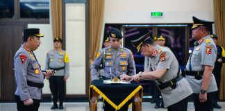 Kapolri Sertijab Kapolda Kepri, Brigjen. Pol. Yan Fitri Halimansyah Resmi Jabat Kapolda Kepri Kapolri Jenderal Polisi Listyo Sigit Prabowo, pimpin upacara serah terima jabatan Lima Kapolda di Rupatama Mabes Polri Jalan Trunojoyo, Jakarta Selatan, Kamis (14/12) f, Polda Kepri