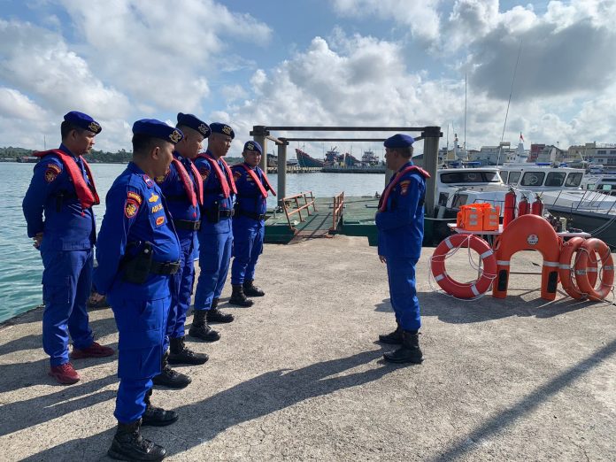 Kasat Polairud Polresta Tanjungpinang, Akp Muhammad Akhmal saat memberikan pengarahan kepada personel Polairud Polresta Tanjungpinang, Kamis (14/12) f, Polresta Tanjungpinang