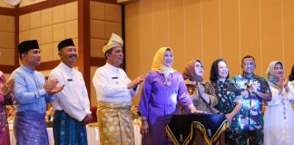 Peringatan Hari Ibu 2023, Gubernur Ansar Serahkan Sembako untuk Perempuan Kondisi Khusus Gubernur Kepri, Ansar Ahmad menghadiri peringatan hari Ibu ke-95 tingkat Provinsi Kepri Tahun 2023 di Aula Wan Seri Beni Dompak, Jumat (22/12). F,diskominfo Kepri