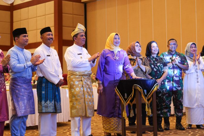 Gubernur Kepri, Ansar Ahmad menghadiri peringatan hari Ibu ke-95 tingkat Provinsi Kepri Tahun 2023 di Aula Wan Seri Beni Dompak, Jumat (22/12). F,diskominfo Kepri