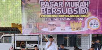 Pemprov Kepri Gelar Pasar Murah Bersubsidi di Dua Tempat di Tanjungpinang Pemerintah Provinsi Kepulauan Riau melalui Dinas Perindustrian dan Perdagangan menggelar Pasar Murah Bersubsidi di dua lokasi di Kota Tanjungpinang, Jumat (22/12) f,diskominfo Kepri