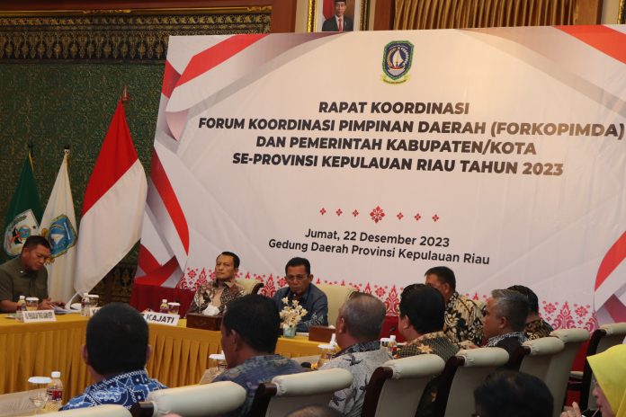 Gubernur Kepri dan Forkopimda Kepri bersama Forkopimda Batam menggelar rapat kordinasi di Gedung Daerah Provinsi Kepri. Jumat (22/12) malam f,Polda Kepri