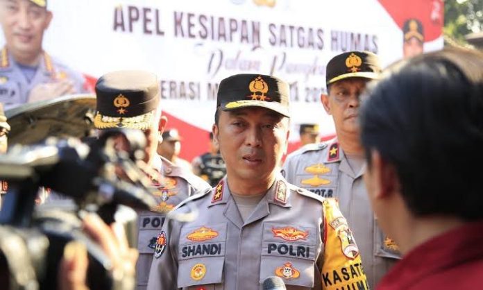 Kepala Divisi Humas Polri Irjen Sandi Nugroho memberikan tips untuk masyarakat yang hendak berpergian mengisi libur natal dan tahun baru agar nyaman, aman dan tenang f,humas Polri