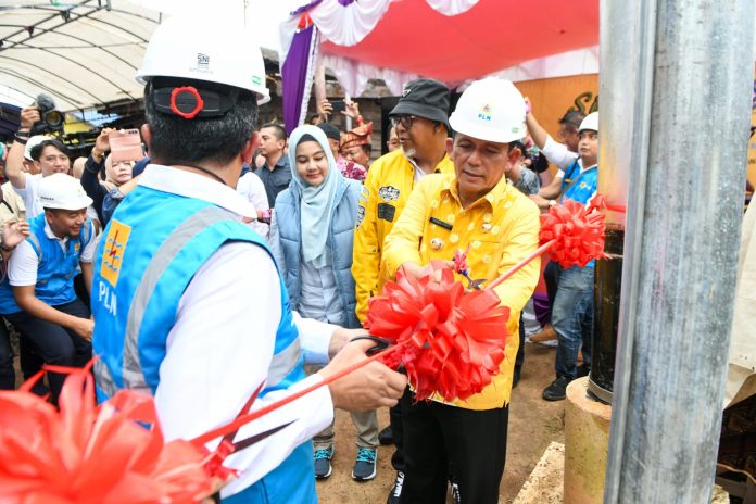 Gubernur Kepulauan Riu H. Ansar Ahmad meresmikan Pengoperasian Saluran Kabel Laut Tegangan Menengah 20 kV (kiloVolt) di Pulau Buluh, Kota Batam, Sabtu (23/12) f,diskominfo Kepri