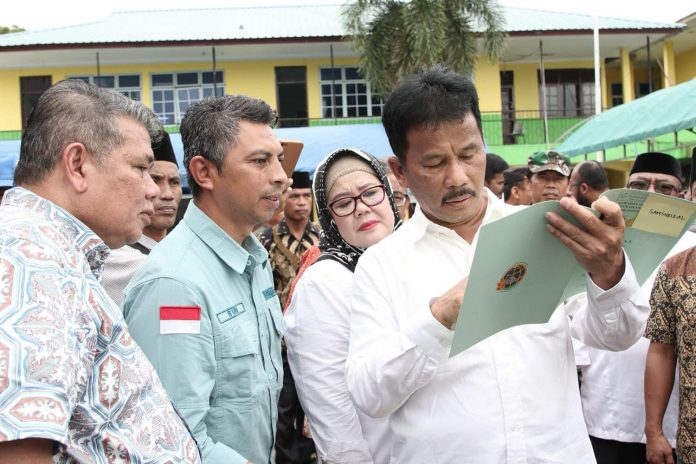 Wali Kota Batam H Muhammad Rudi (HMR), didampingi Wakil Gubernur Kepulauan Riau Hj Marlin Agustina, dan Sekretaris Daerah Kota Batam H Jefridin, menyerahkan sertifikat lahan kampung tua di Kecamatan Batuampar, di Halaman Masjid Darul Ihsan, Tanjungsengkuang, Kamis (28/12/2023) f,Pemko Batam