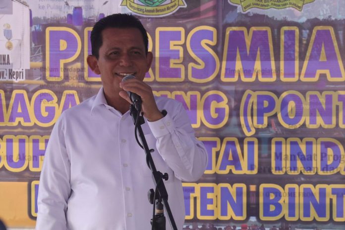 Gubernur Kepulauan Riau Ansar Ahmad meresmikan Dermaga Apung (Ponton) High Density Polyethylene (HDPE) Pelabuhan Pantai Indah, Kijang, Bintan Timur, Jumat (29/12) f,diskominfo Kepri