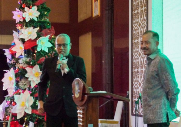 Sekretaris Daerah Adi Prihantara menghadiri kegiatan Ibadah dan Perayaan Natal bersama Umat Kristiani Provinsi Kepulauan Riau Tahun 2023 di Aula Wan Seri Beni Dompak, Tanjungpinang, Jumat (29/12) malam f,diskominfo Kepri