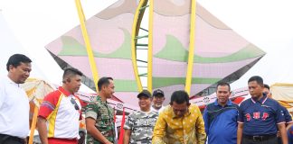 Resmikan Penataan Kawasan Bandara RHF, Gubernur Ansar Sebut Pekerjaan Akan Terus Dilanjutkan Tahun 2024 Gubernur Kepri Ansar Ahmad menandatangani prasasti yang menandai peresmian selesainya pekerjaan ini di Gerbang Bandara, Sabtu (30/12) pagi, f, diskominfo Kepri