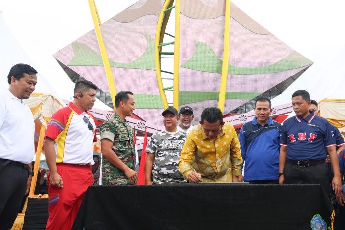Gubernur Kepri Ansar Ahmad menandatangani prasasti yang menandai peresmian selesainya pekerjaan ini di Gerbang Bandara, Sabtu (30/12) pagi, f, diskominfo Kepri