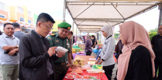 Pj Hasan Kunjungi Pasar Murah di Jalan Bandara, Diharapkan Bisa Kendalikan Inflasi Penjabat Wali Kota Tanjungpinang, Hasan meninjau operasi pasar murah, di halaman Ruko Griya Surya Indah, Jalan Bandara, Sabtu (2/12) pagi f,Pemko Tanjungpinang