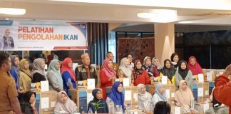 Pelaku Industri Kecil Menengah di Tanjungpinang Dapat Bantuan Alat Produksi Pengolahan Ikan Sejumlah pelaku Industri Kecil Menengah (IKM) yang ada di Kota Tanjungpinang mendapatkan bantuan alat produksi pengolahan ikan dari Pemko Tanjungpinang.di Hotel Comforta Tanjungpinang, Senin (18/12) f,Pemko Tanjungpinang