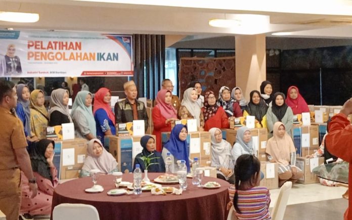 Sejumlah pelaku Industri Kecil Menengah (IKM) yang ada di Kota Tanjungpinang mendapatkan bantuan alat produksi pengolahan ikan dari Pemko Tanjungpinang.di Hotel Comforta Tanjungpinang, Senin (18/12) f,Pemko Tanjungpinang