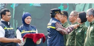 Kukuhkan Tenaga Cadangan Kesehatan-Emergency Medical Team tipe 2 , Menkes Budi Targetkan Dapat Sertifikasi WHO Menteri Kesehatan RI Budi Gunadi Sadikin kukuhkan Tenaga Cadangan Kesehatan-Emergency Medical Team (TCK-EMT) tipe 2 di Bumi Perkemahan dan Graha Wisata Cibubur, Jakarta Timur, pada Selasa (5/12). Menkes Budi menargetkan TCK-EMT tipe 2 ini mendapatkan sertifikasi dari Badan Kesehatan Dunia (WHO) f, kemkes
