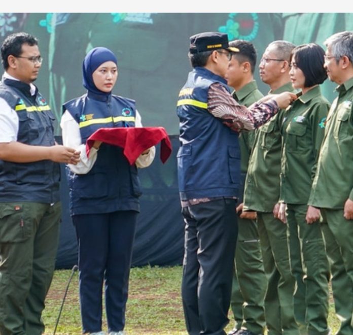 Menteri Kesehatan RI Budi Gunadi Sadikin kukuhkan Tenaga Cadangan Kesehatan-Emergency Medical Team (TCK-EMT) tipe 2 di Bumi Perkemahan dan Graha Wisata Cibubur, Jakarta Timur, pada Selasa (5/12). Menkes Budi menargetkan TCK-EMT tipe 2 ini mendapatkan sertifikasi dari Badan Kesehatan Dunia (WHO) f, kemkes