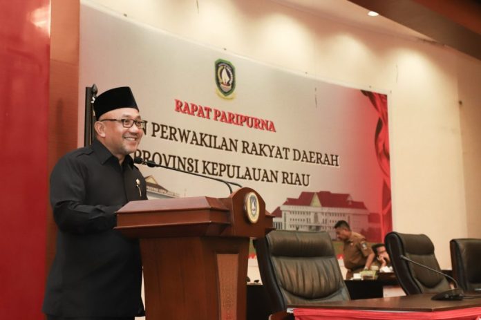 Ketua Bapemperda H. Lis Darmansyah menyampaikan Laporan Hasil Pengkajian Bapemperda terhadap Usulan Rancangan Peraturan Daerah Atas Peraturan Daerah Nomor 3 Tahun 2021 tentang Rencana Pembangunan Jangka Menengah Daerah (RPJMD) Provinsi Kepulauan Riau Tahun 2021-2026 f,DPRD Kepri