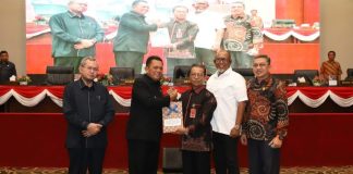 DPRD Kepri Paripurna Persetujuan Penetapan Perda Nota Keuangan dan Ranperda Tentang APBD Prov Kepri Ketua DPRD Provinsi Kepulauan Riau Jumaga Nadeak bersama pimpinan Wakil Ketua DPRD Kepridan foto bersama dengan Gubernur Provinsi Kepulauan Riau H. Ansar Ahmad, f,DPRD Kepri