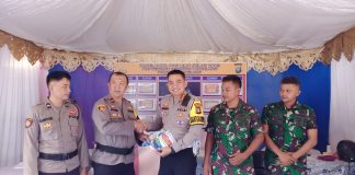 Kasatgas Opsda Polda Kepri Tinjau dan Asistensi Tiga Pos Terpadu Kunci di Batam Kasatgas Operasi Khusus Daerah (Opsda) Polda Kepri menggelar peninjauan dan asistensi di tiga Pos Terpadu kunci, Selasa, (26/12) f,Polda Kepri
