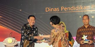 Disdik Kepri Raih Penghargaan Apresiasi Cerdas Berkarakter dari Kemendikbudristek Kadisdik Kepri, Andi Agung menerima apresiasi pada kategori Dinas Pendidikan Inspiratif Penguatan Profil Pelajar Pancasila, pada puncak rangkaian kegiatan Pekan untuk Sahabat Karakter (Pusaka) Tahun 2023 yang digelar di Plaza Insan Berprestasi, Gedung A Lantai 1, Kementerian Pendidikan, Kebudayaan, Riset, dan Teknologi (Kemendikbudristek), Sabtu, (16/12). f,diskominfo Kepri