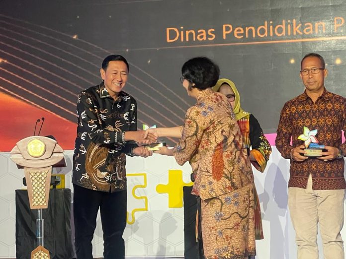 Kadisdik Kepri, Andi Agung menerima apresiasi pada kategori Dinas Pendidikan Inspiratif Penguatan Profil Pelajar Pancasila, pada puncak rangkaian kegiatan Pekan untuk Sahabat Karakter (Pusaka) Tahun 2023 yang digelar di Plaza Insan Berprestasi, Gedung A Lantai 1, Kementerian Pendidikan, Kebudayaan, Riset, dan Teknologi (Kemendikbudristek), Sabtu, (16/12). f,diskominfo Kepri