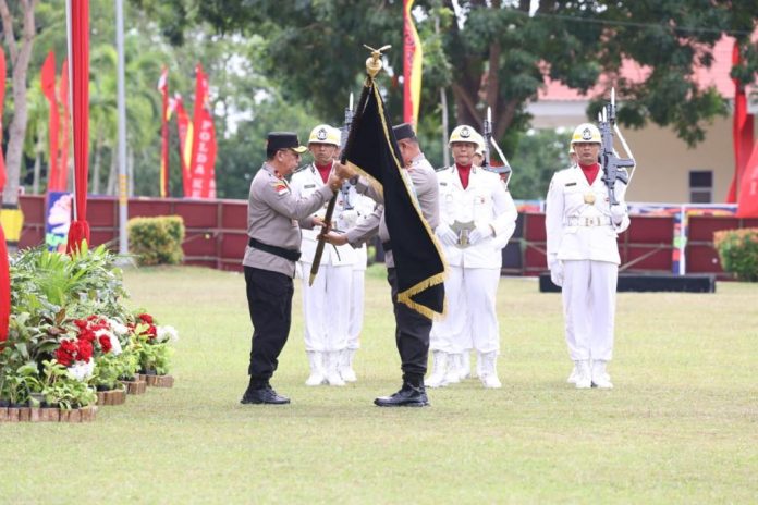 Penyerahan Pataka Polda Kepri Seligi Sakti Marwah Negeri dari Irjen. Pol. Drs. Tabana Bangun, M.Si., kepada Brigjen. Pol. Drs. Yan Fitri Halimansyah, M.H., di lapangan Bhayangkara Polda Kepri, Selasa (19/12) f,Polda Kepri